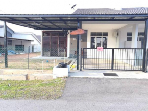 MODERN , SPACIOUS GAMBANG UMP 18 Guest House